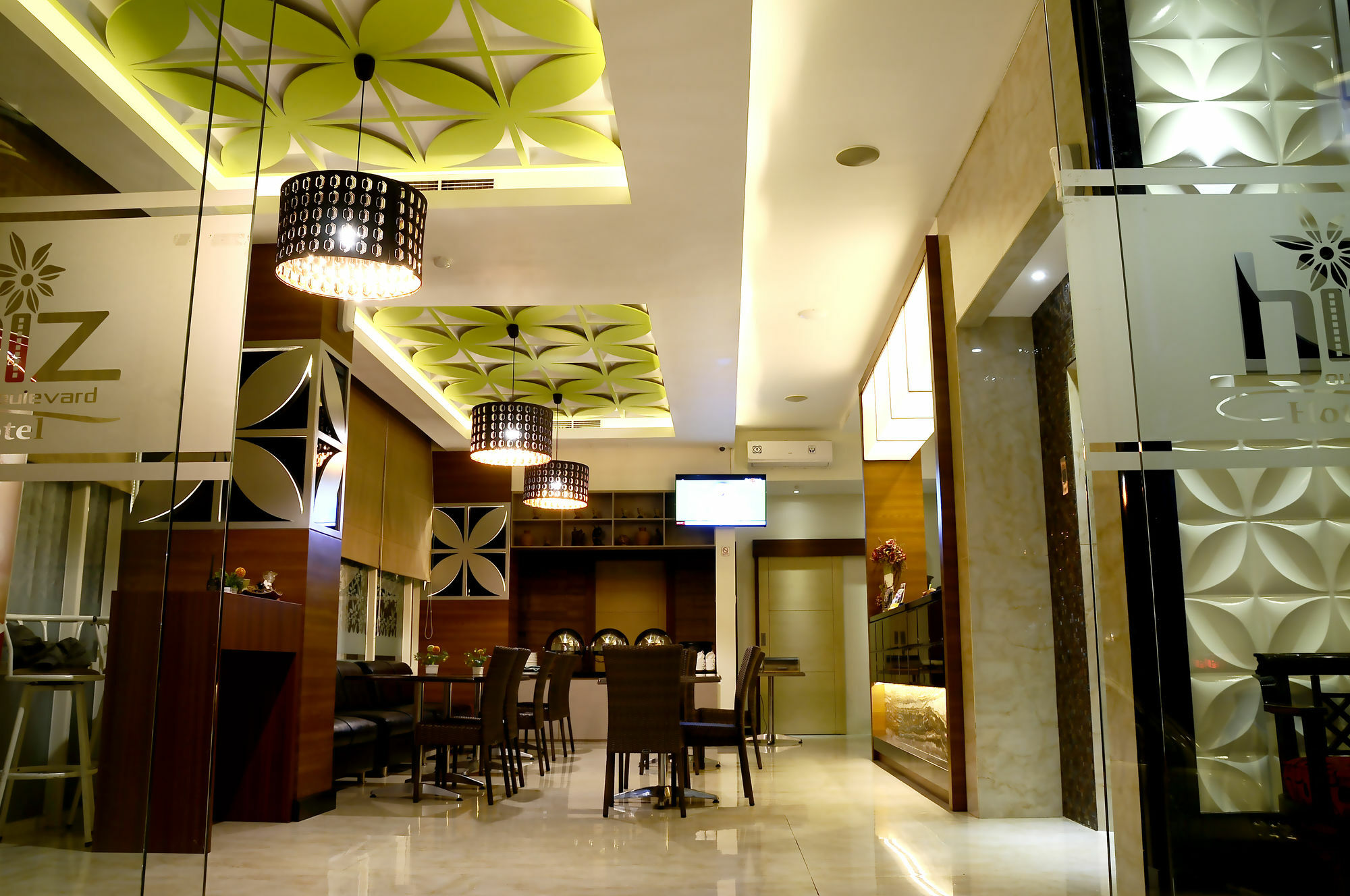 โรงแรมบิซ บูเลอวาร์ด มานาโด ภายนอก รูปภาพ